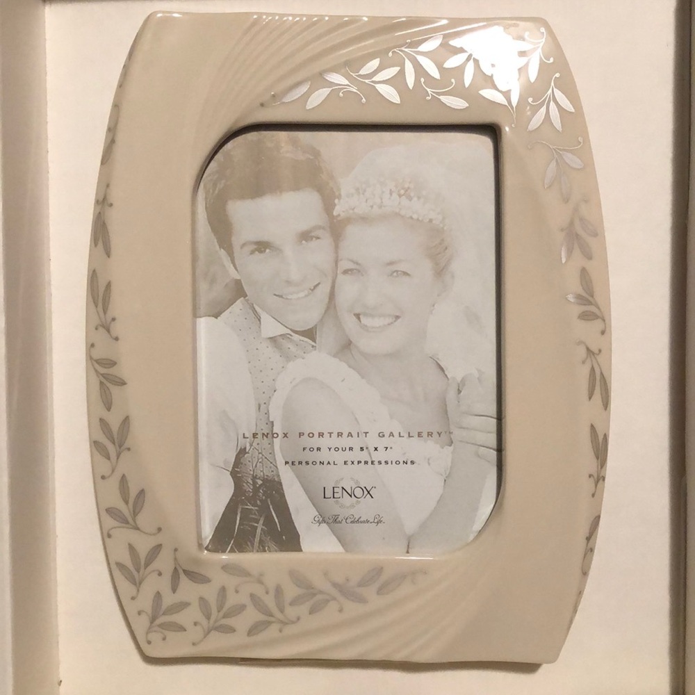 Brand new Lenox 5”x7” frame!